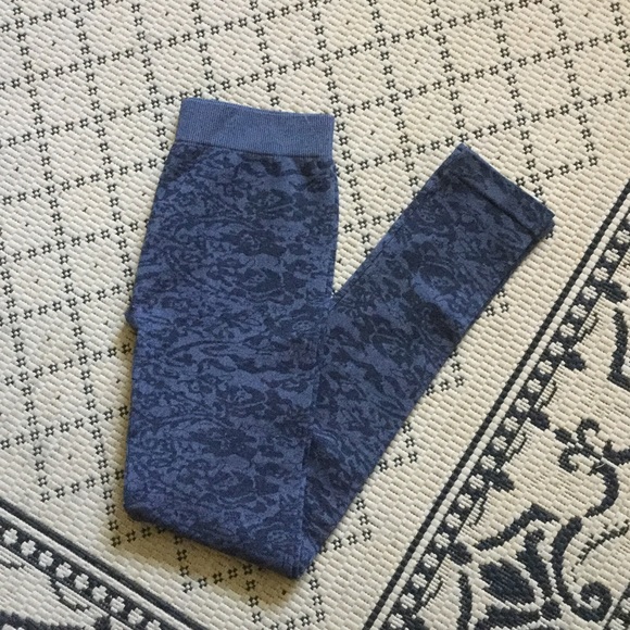 🥇🆕 Francesca’s Gray Printed Leggings 🌸🦋💕 - Picture 1 of 4