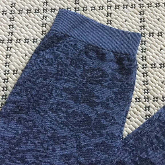 🥇🆕 Francesca’s Gray Printed Leggings 🌸🦋💕 - Picture 3 of 4