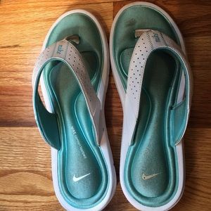 Nike comfort foot bed flip flops