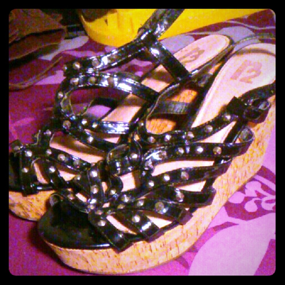 Black wedges