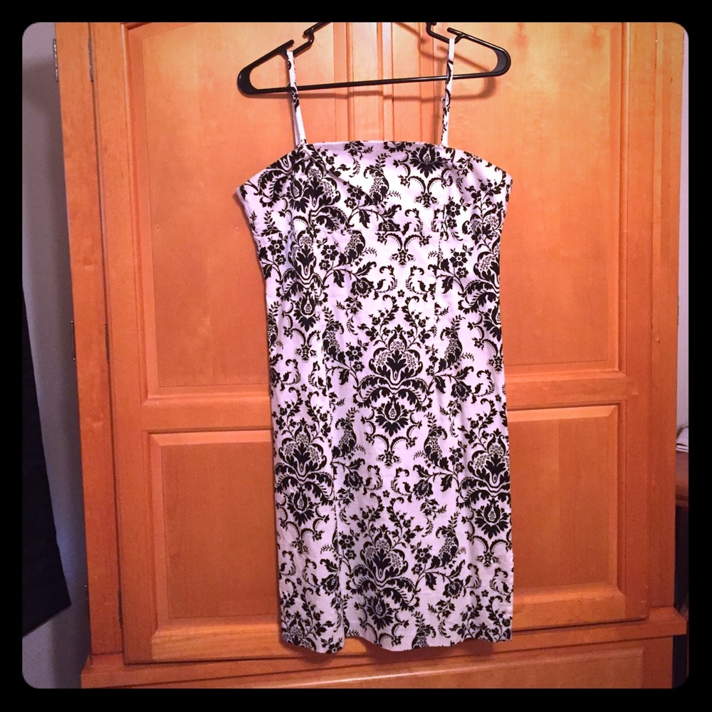 Gorgeous black and white floral print dress