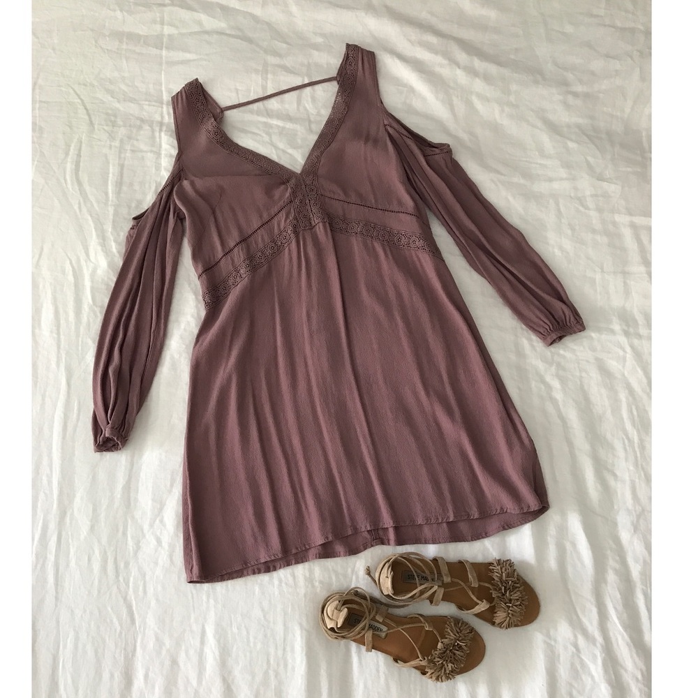 ASTR open shoulder dress👗
