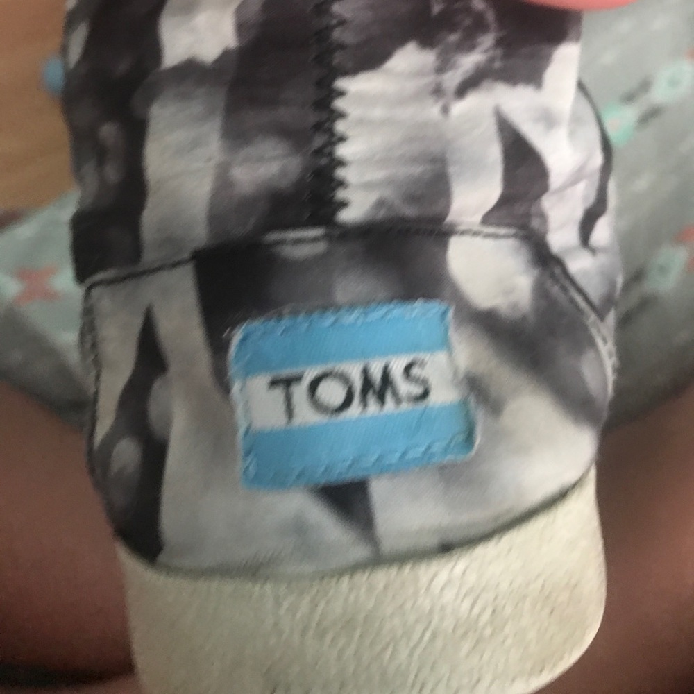Toms - Picture 2 of 4