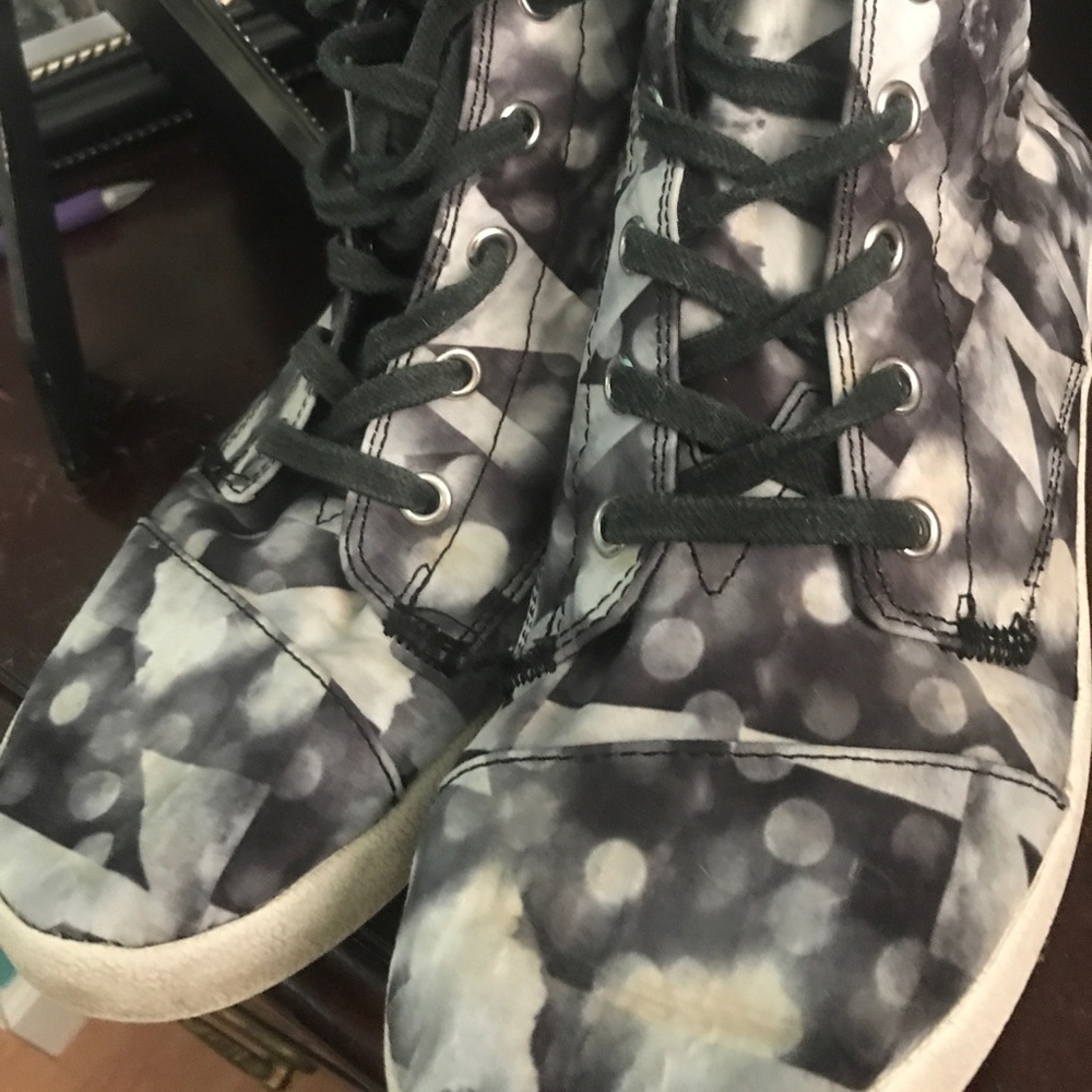 Toms - Picture 3 of 4
