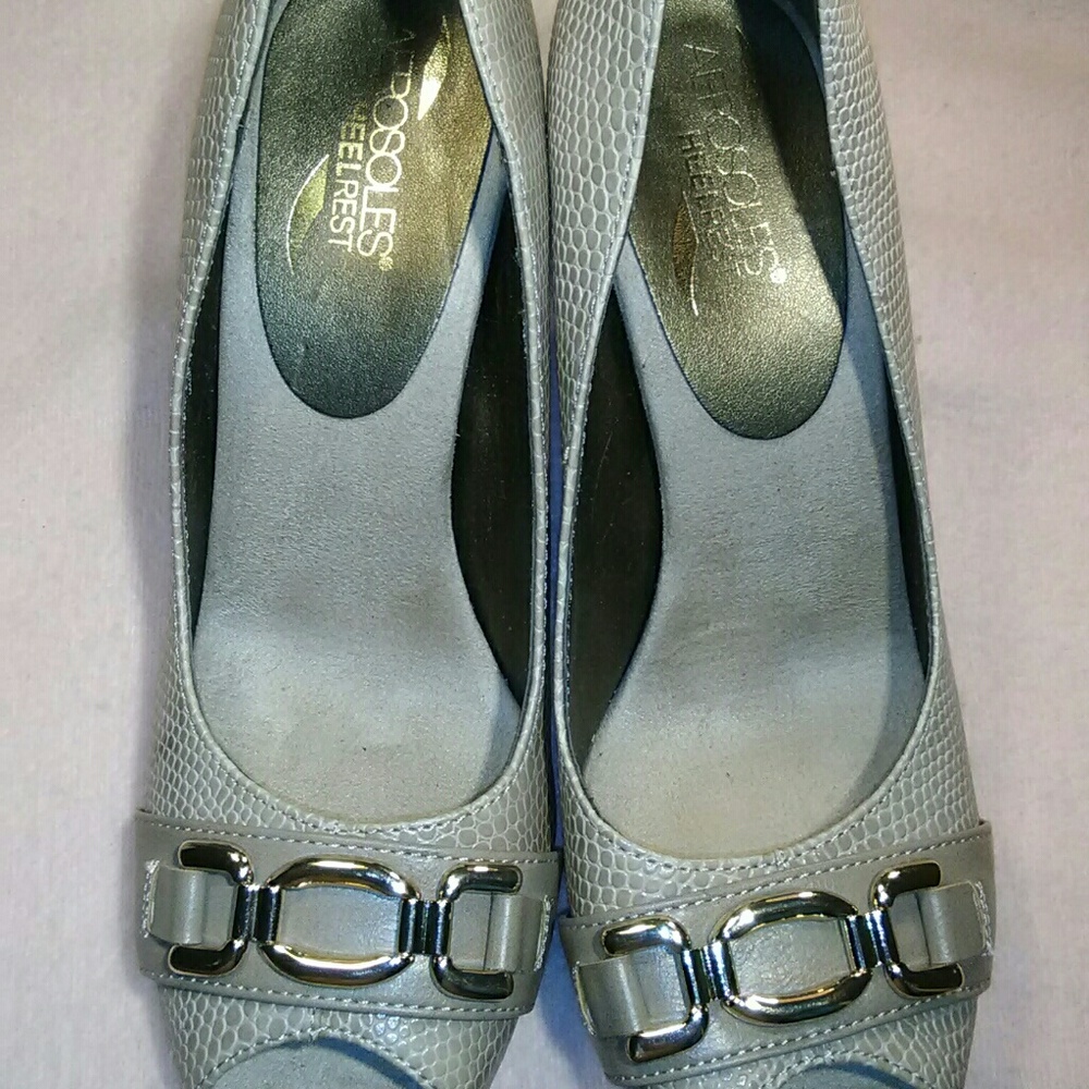 Bone wooden heeled peeo toe pumps