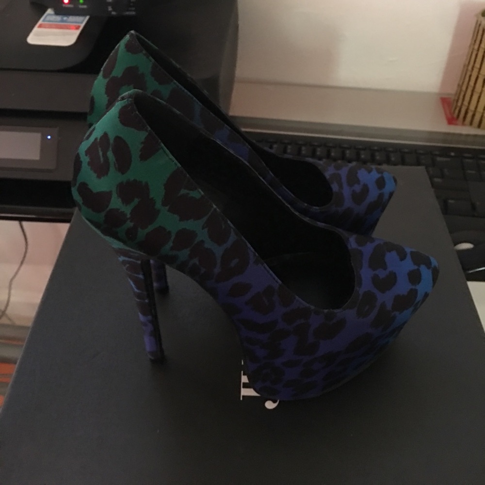 Size 8 - Picture 2 of 3