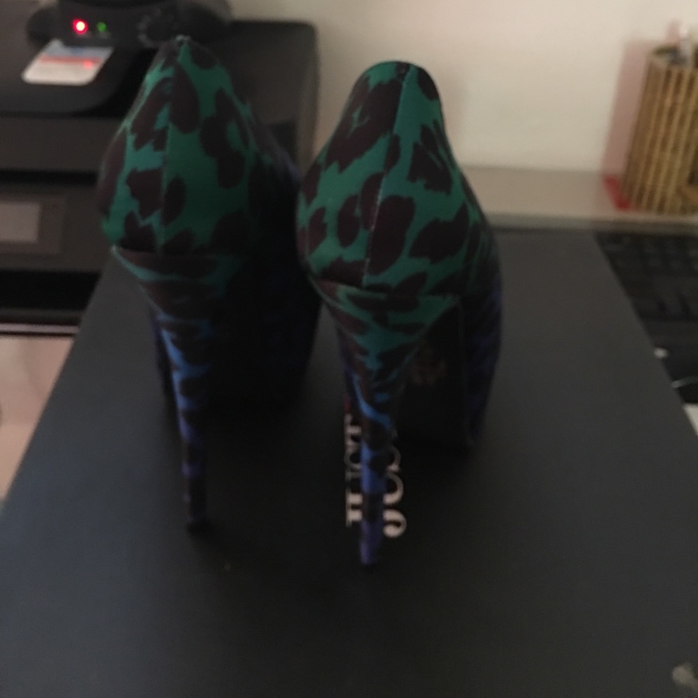 Size 8 - Picture 3 of 3