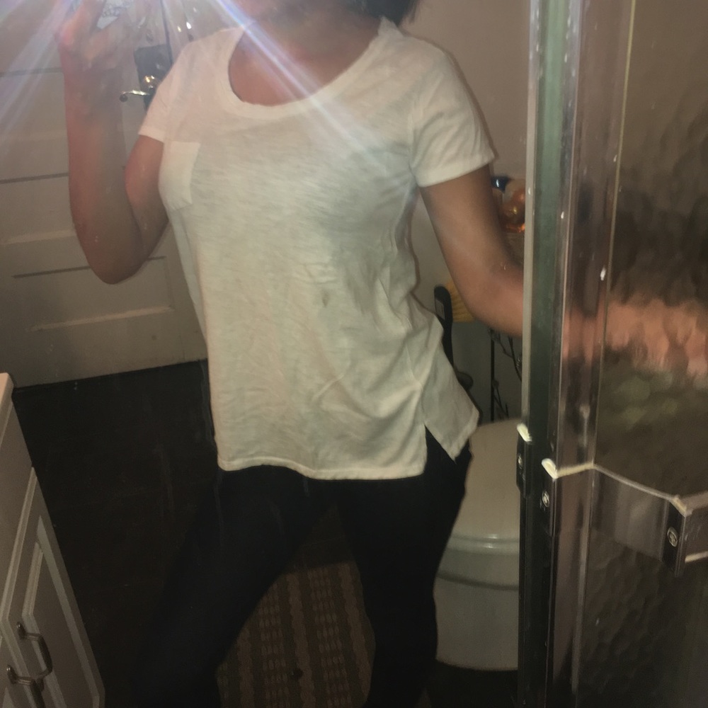 White plain Aeropostale tee.