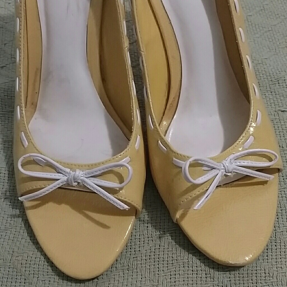 Yellow delicious high heels