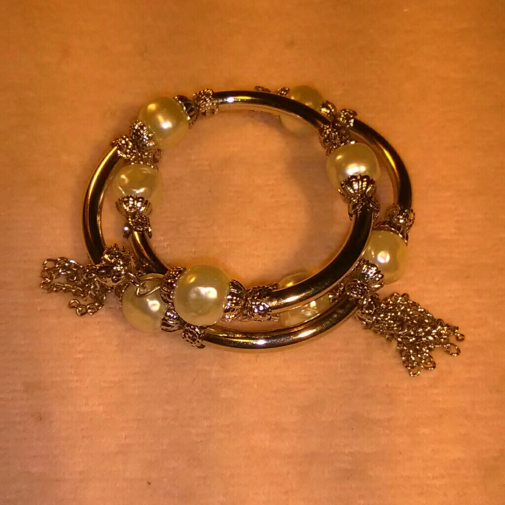 Flex bangle with pearls