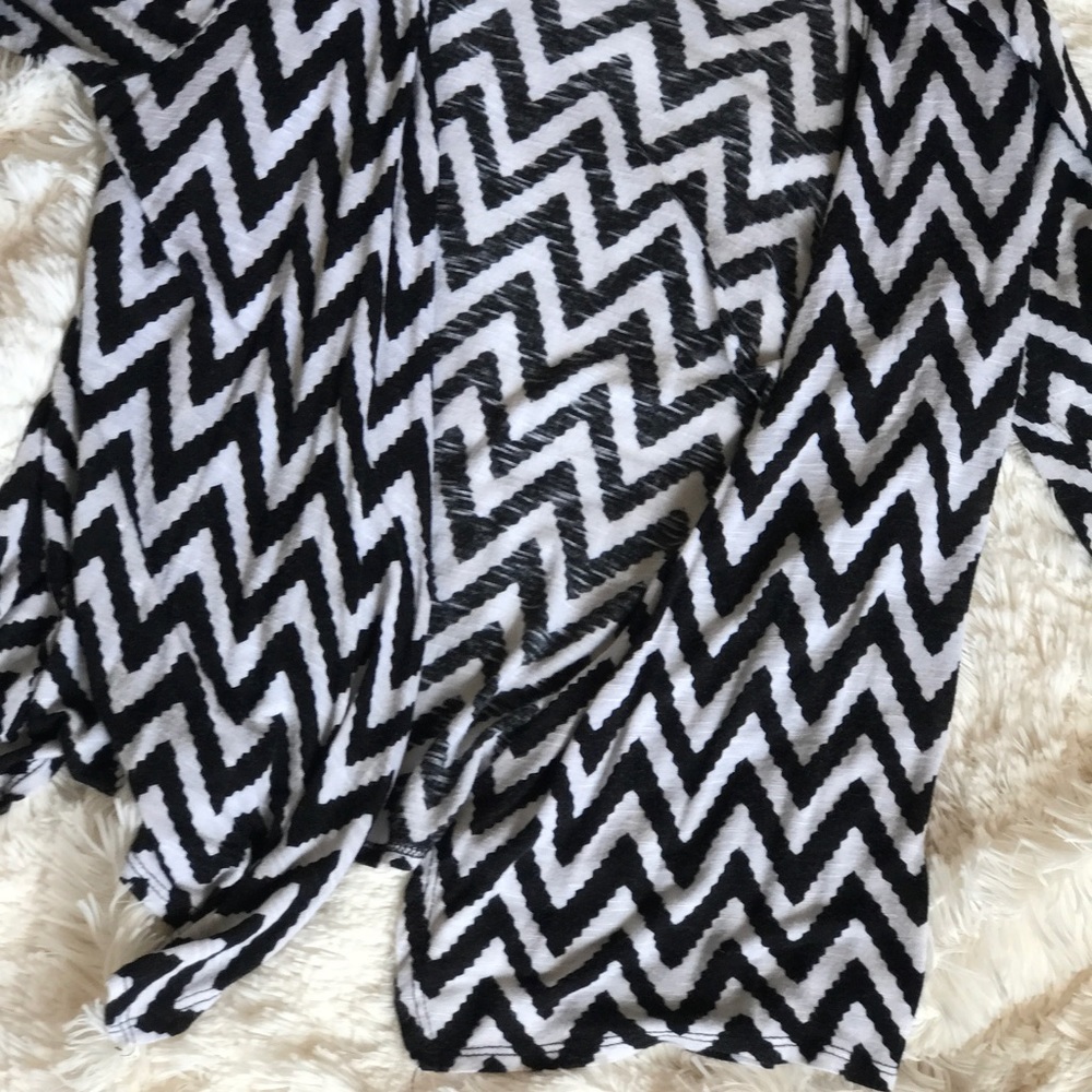 BLACK AND WHITE PRINT CARDIGAN 🐾