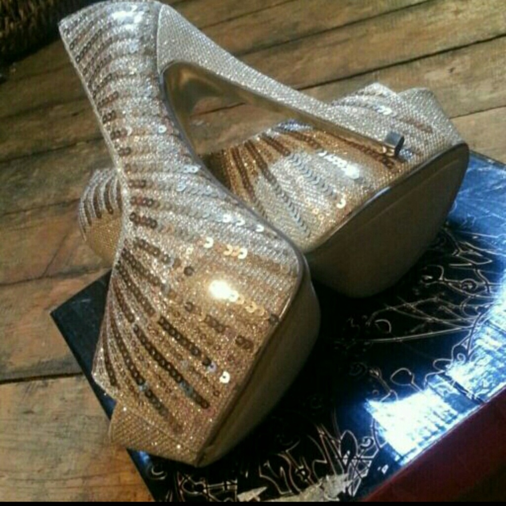 NIB sz8.5 gold sequence platform pumps STUNNING