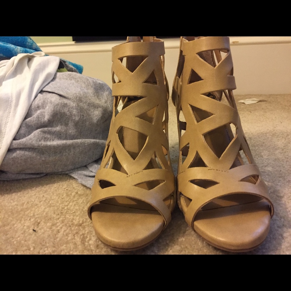Heels - Picture 2 of 3