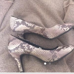 Snake skin small heeled pumps