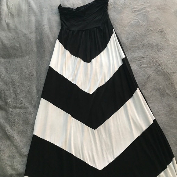 ❌SOLD! 🔥NWOT! B&W Strapless Maxi Dress - Picture 3 of 3