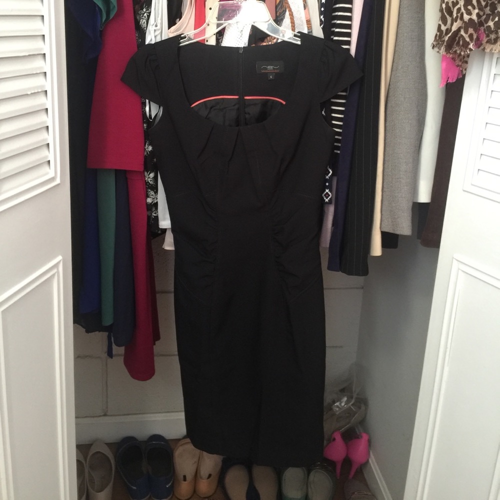 Black structured dress size 0-2 (US), 6 (UK)