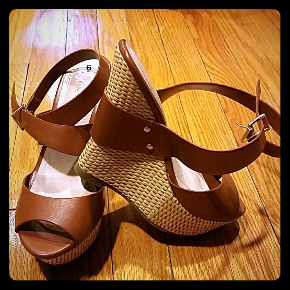 NWOT Bamboo Size 6 wedge/shoes/heels