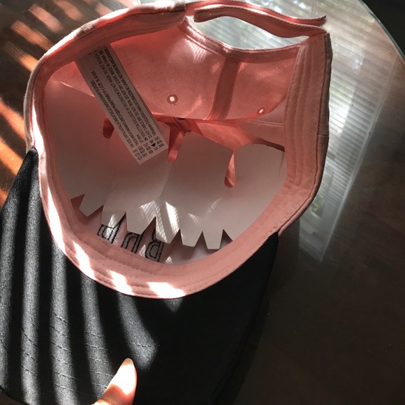 Cute hat - Picture 2 of 3