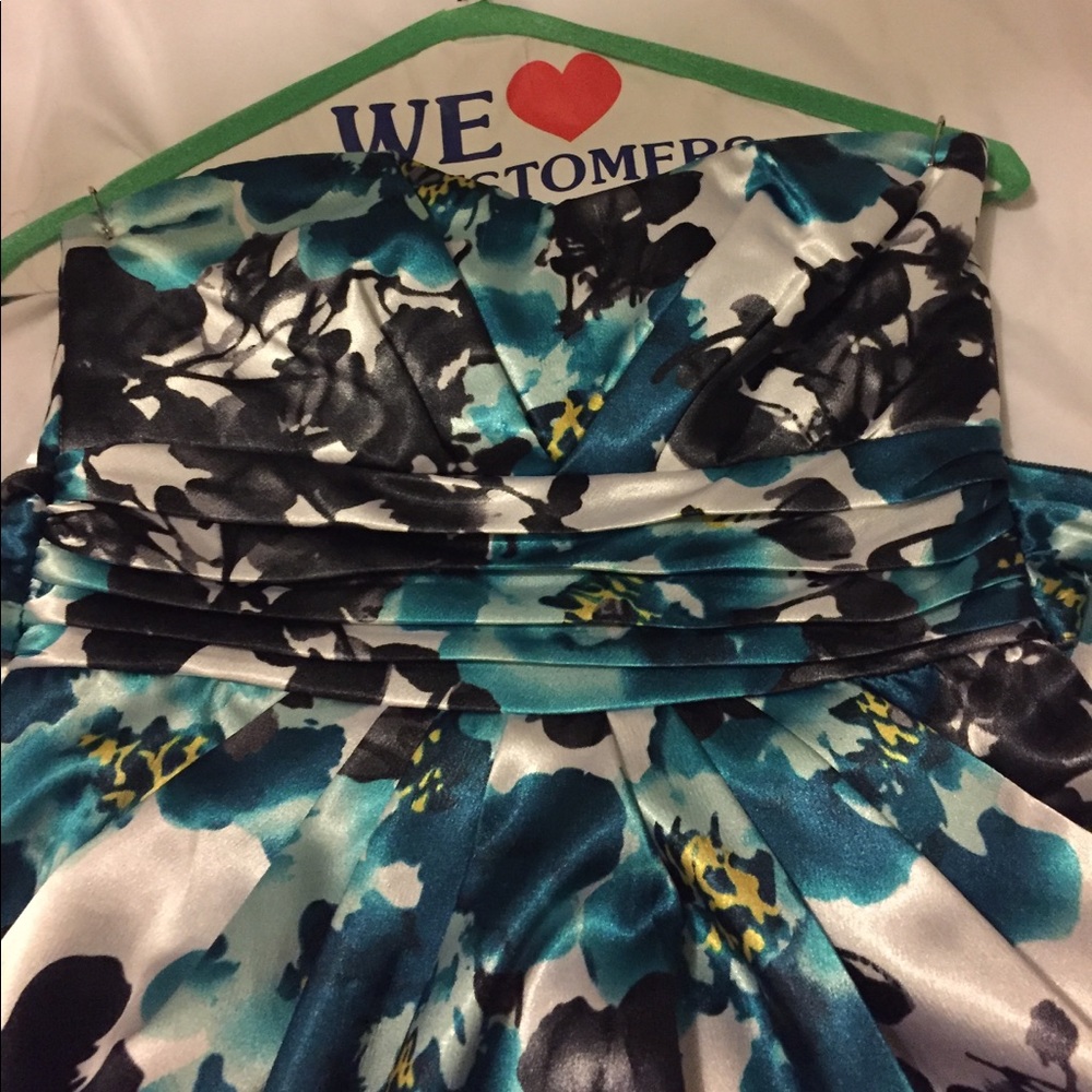 Cocktail dress. - Picture 2 of 3