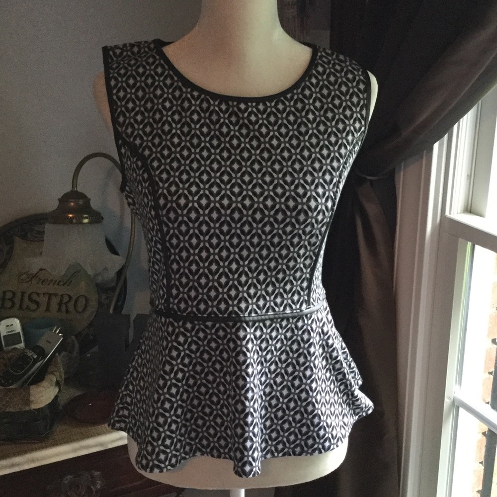 APT. 9 Top w/Leather-look Trim & Cute look Sz Med