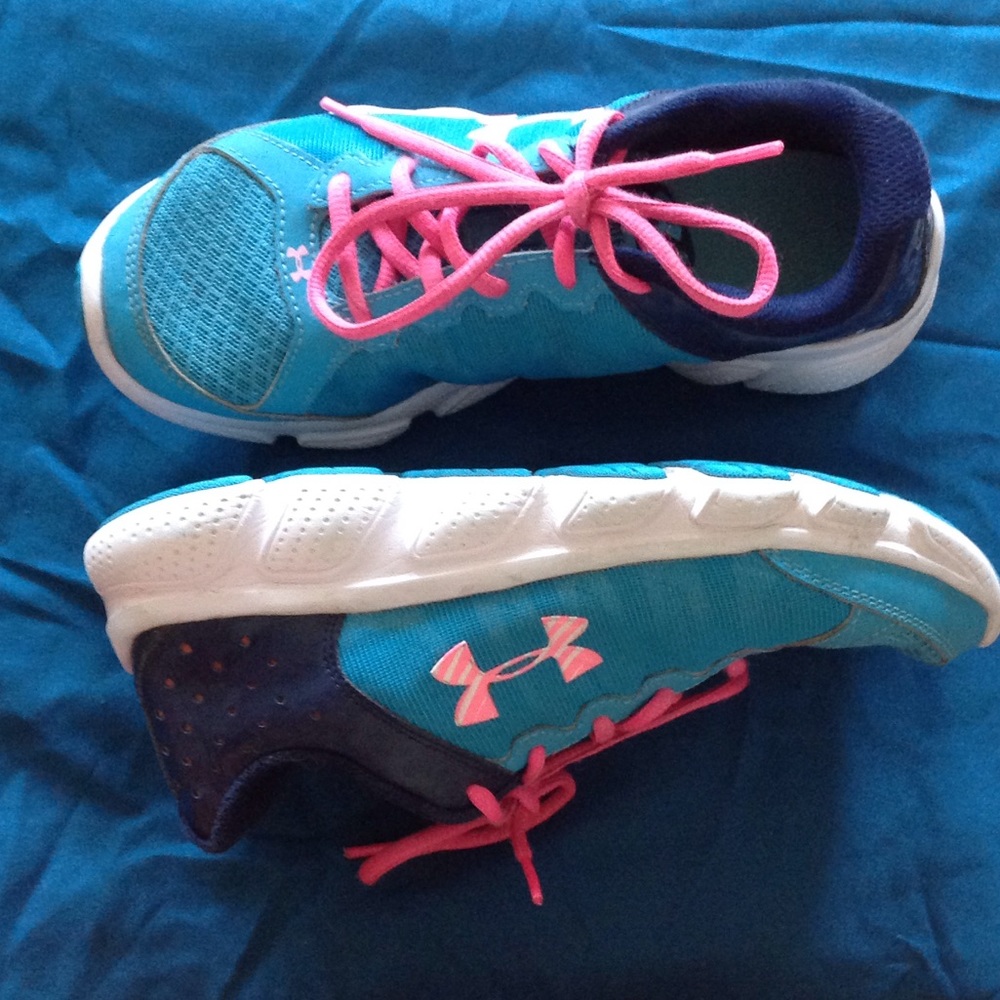 Used Under Armour  Girls Size:4 Youth Shoes 😊