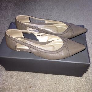 Flats-pointed toe