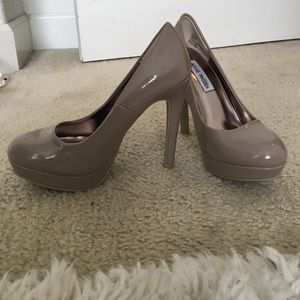 *NEW* Steve Madden Beige Pumps Size 6!