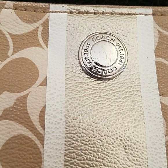 Coach wristlet - Picture 3 of 4