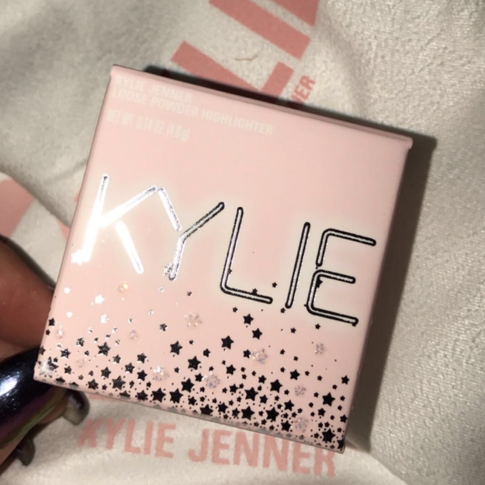 KYLIE HIGHLIGHT POWDER IN KING
