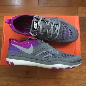 Women's Focus Flyknit, size 6