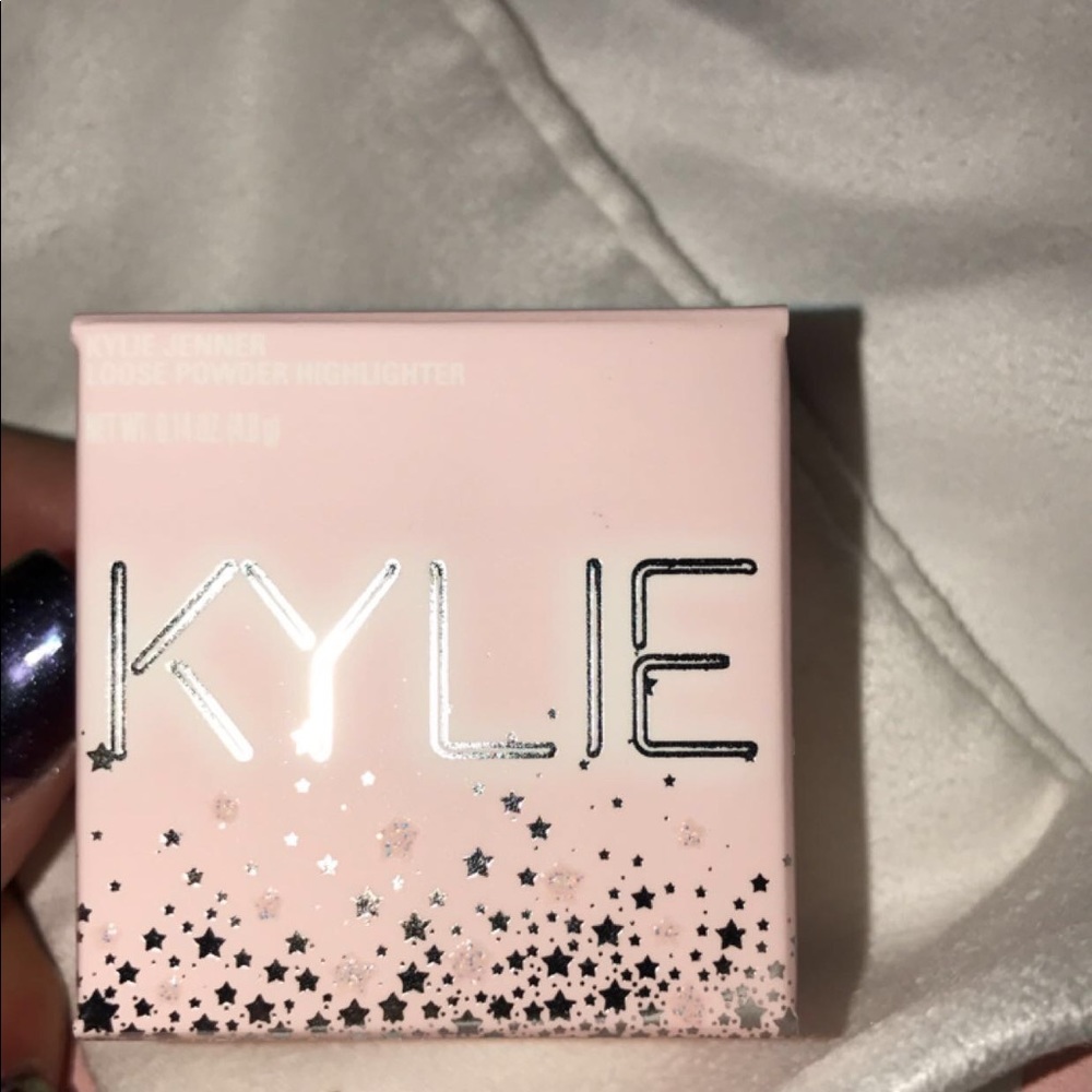 KYLIE COSMETICS LOOSE HIGHLIGHT POWDER IN QUEEN