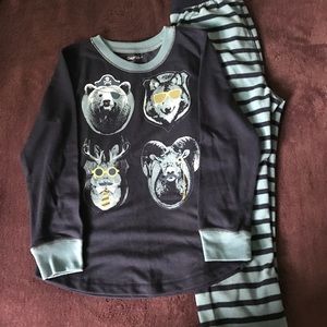 Like new, gapkids pajama set. Size 6 boys