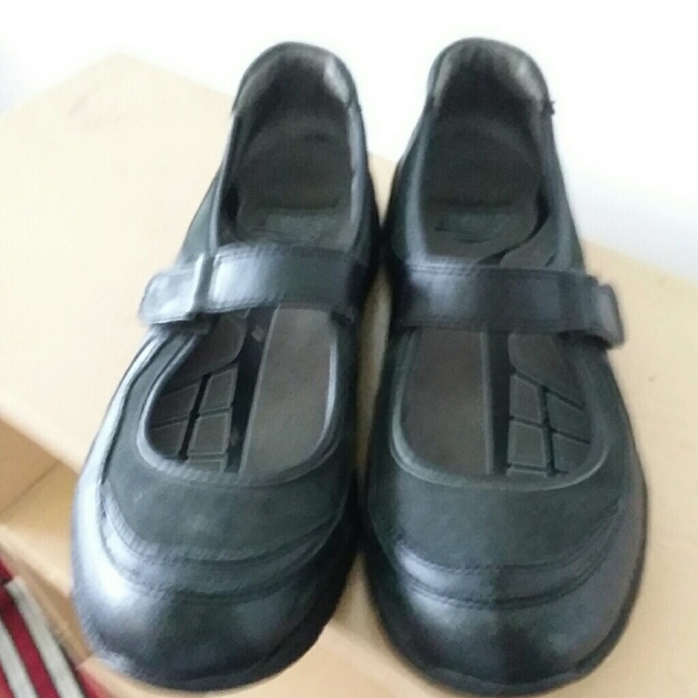 WOMEN'S BLACK CASUAL SHOE SIZE 10