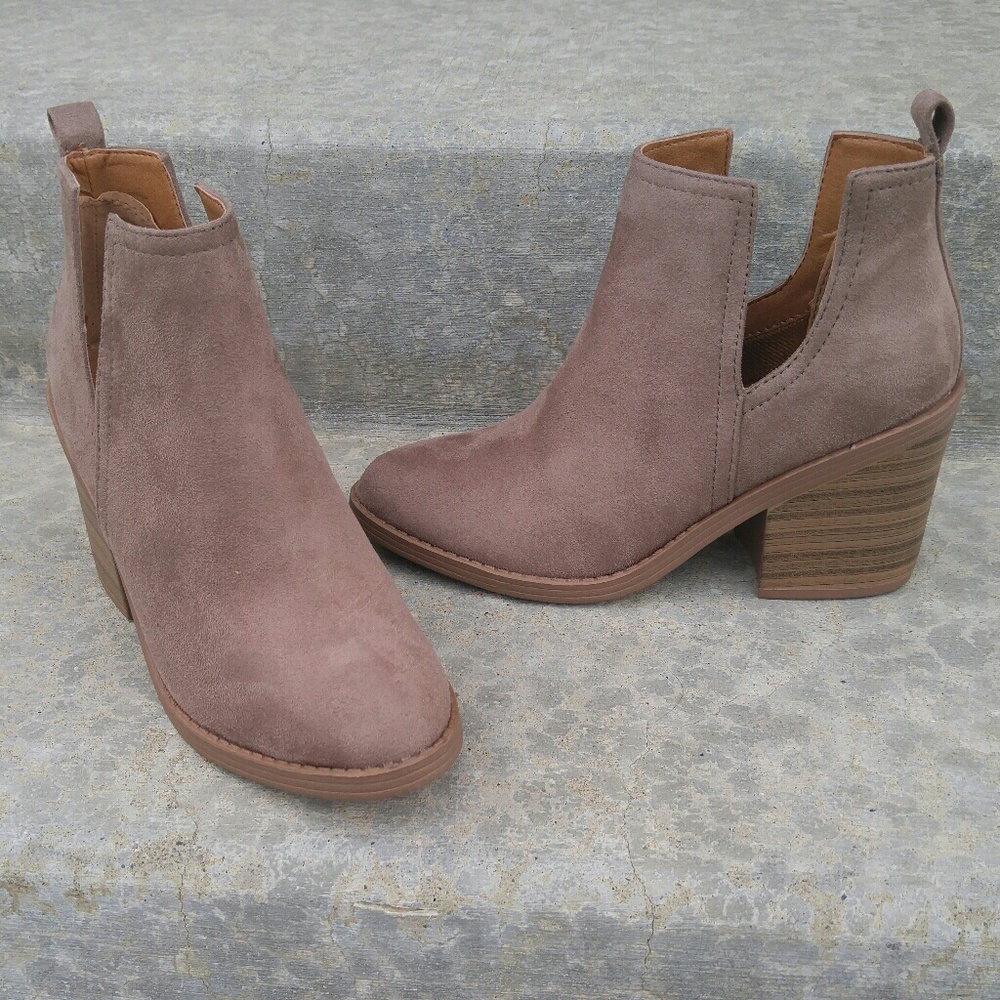 8.5 Taupe suede ankle booties - Picture 2 of 4