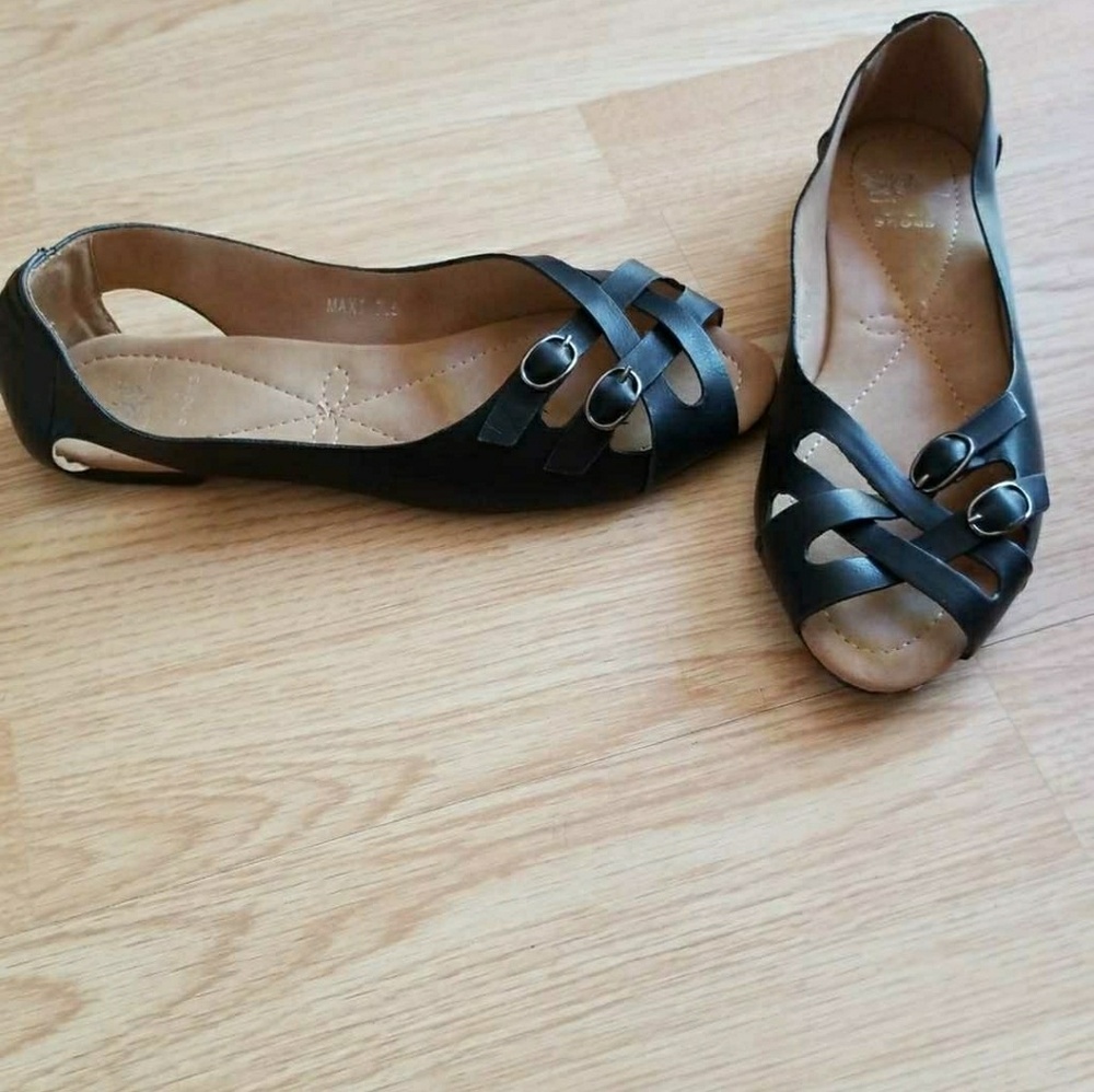 NEW adorable G.C. open toed flats