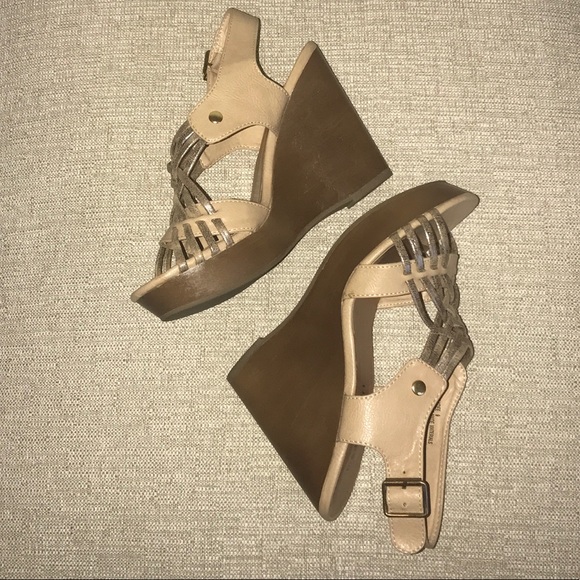 Steve Madden Shoes - ✨ 4/$30 ✨ Tan & Bronze Steve Madden Girl Wedges •