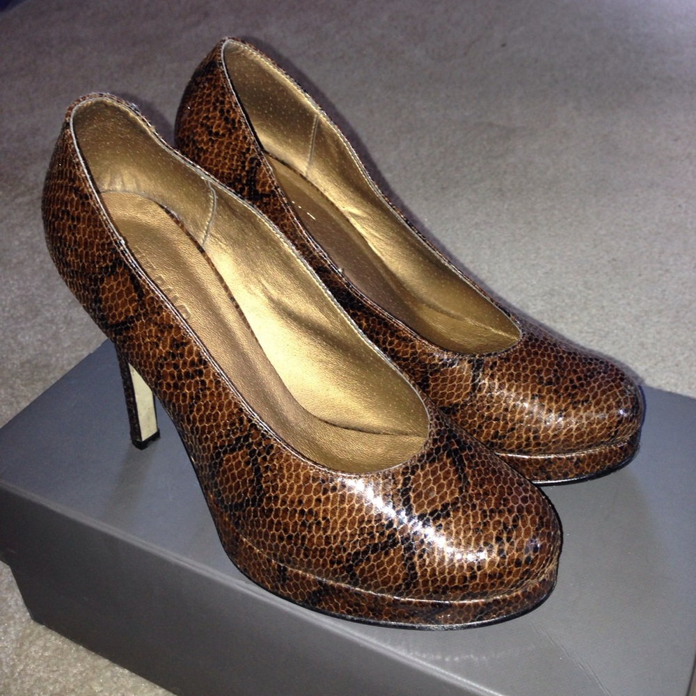 Snakeskin print pumps