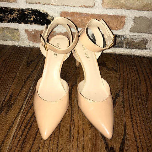 TAN HEELS - Picture 1 of 4
