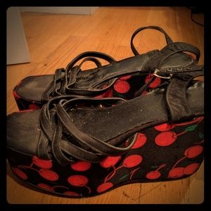 Black platform sandals with cherries