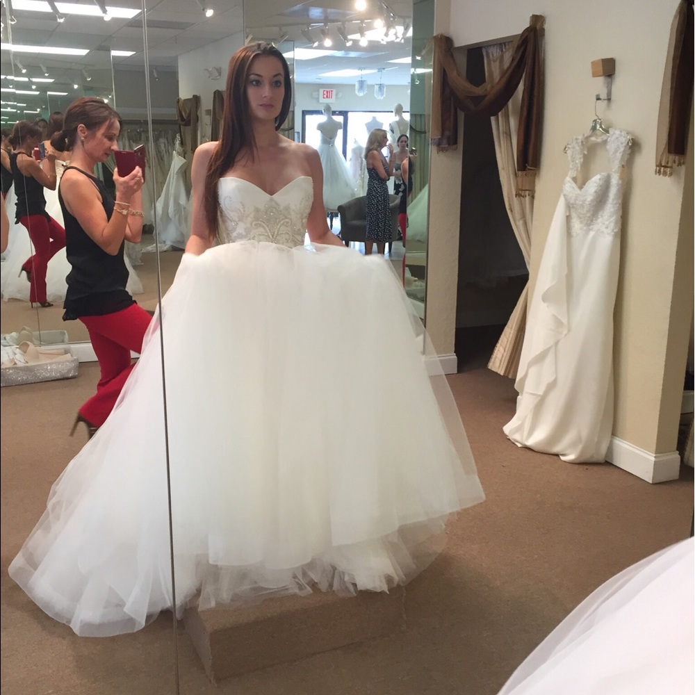 BRAND NEW NEVER WORN WEDDING DRESS