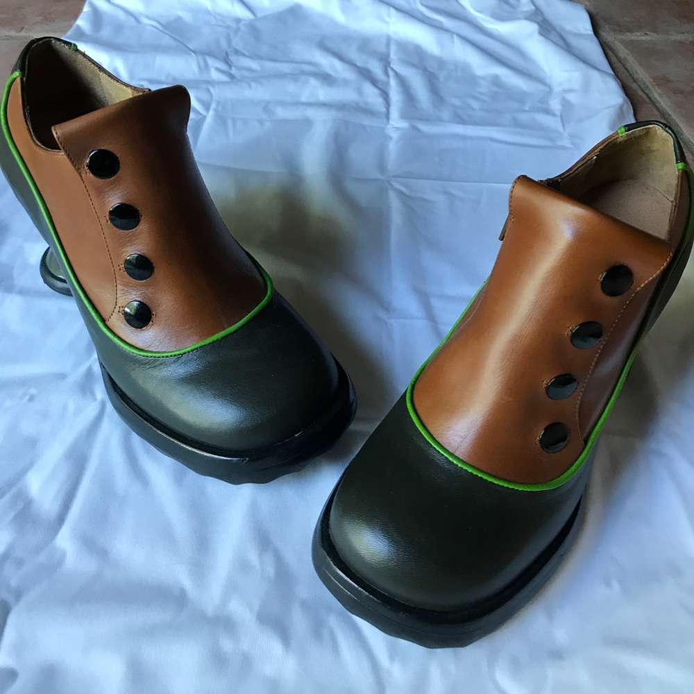 Fluevog Leather mini bunny shoe (Brown & Black)