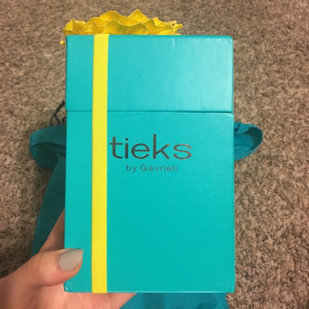 Tieks box with yellow flower and bag
