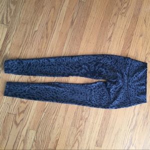 Lululemon - Hi Waist Wunder Under - Size 6