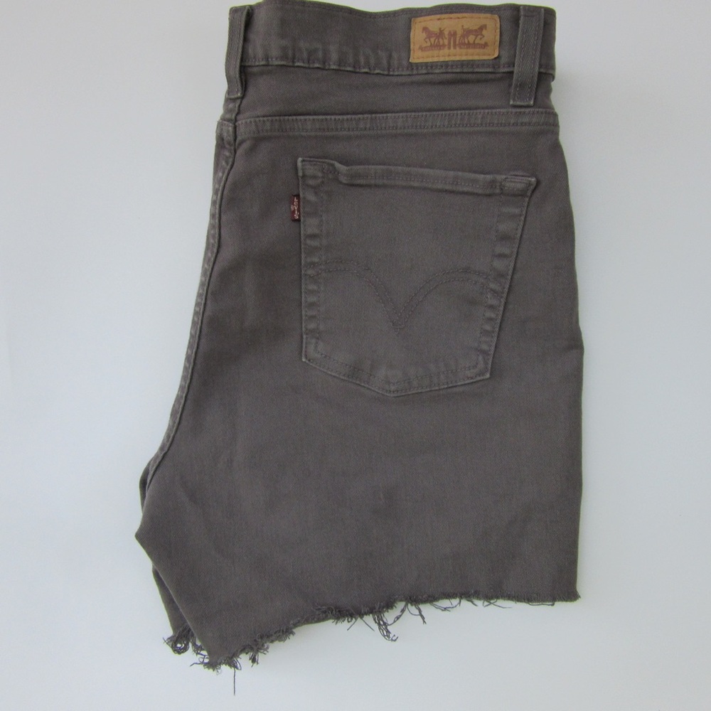 🔸5 For 25🔸Levi’s 512 Perfectly Slimming Cut-Offs - Picture 2 of 5