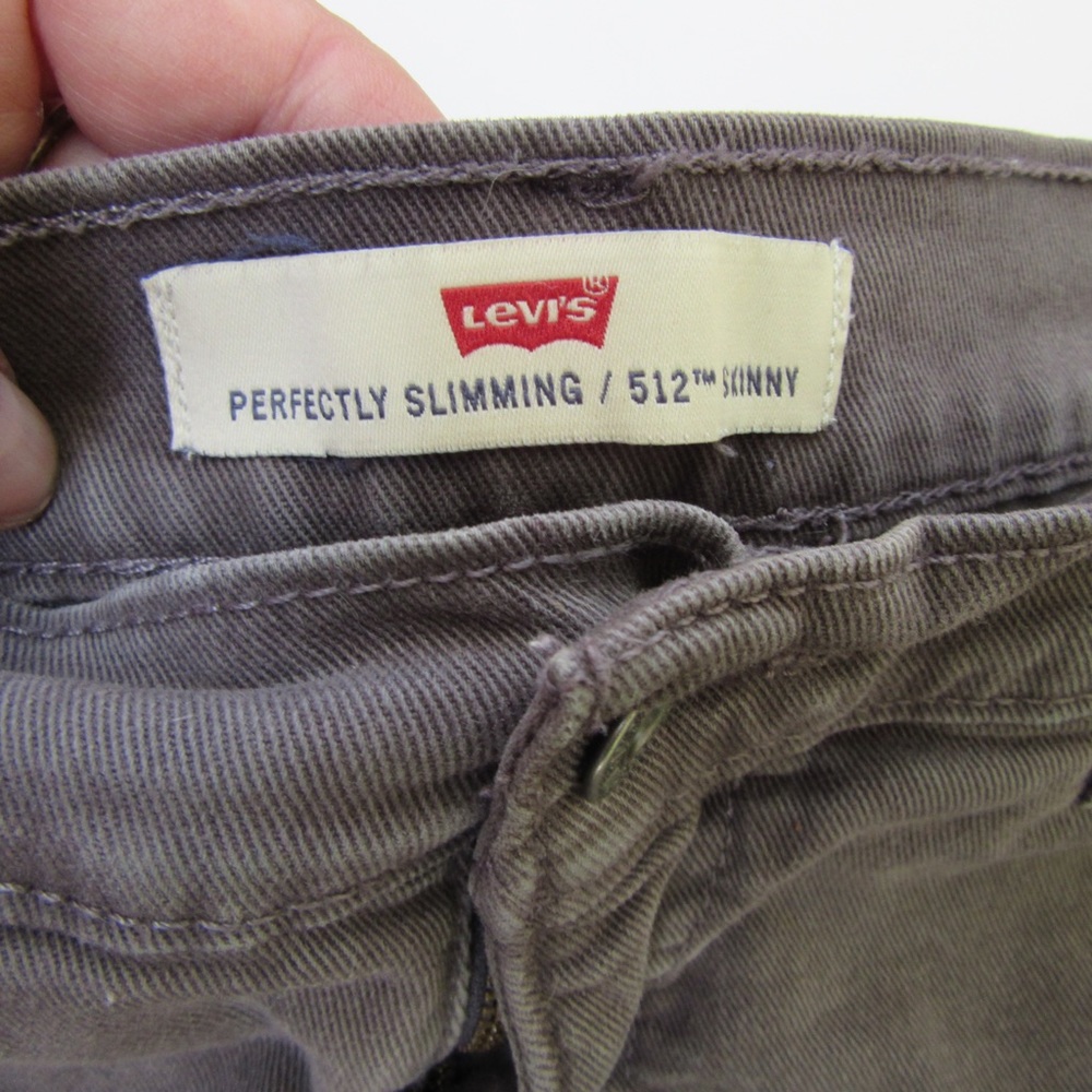 🔸5 For 25🔸Levi’s 512 Perfectly Slimming Cut-Offs - Picture 3 of 5