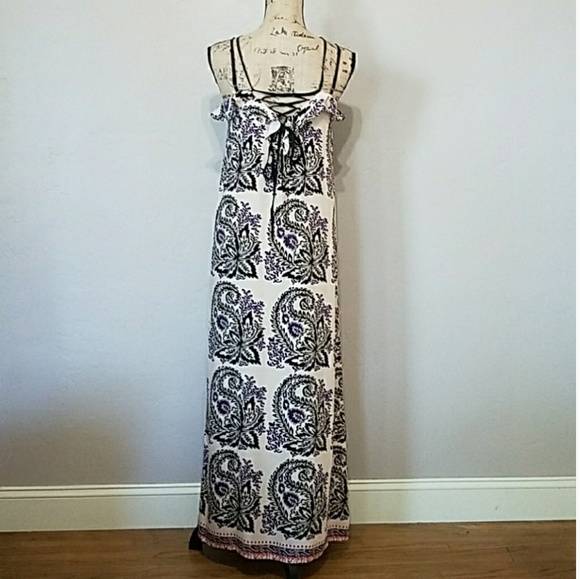 Plus Size Paisley Maxi Dress With Lace Details. - Picture 5 of 8