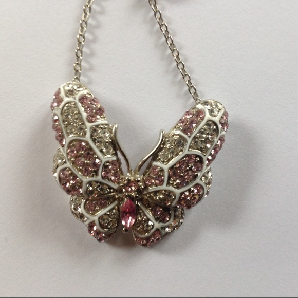 Beautiful butterfly necklace - Picture 2 of 8