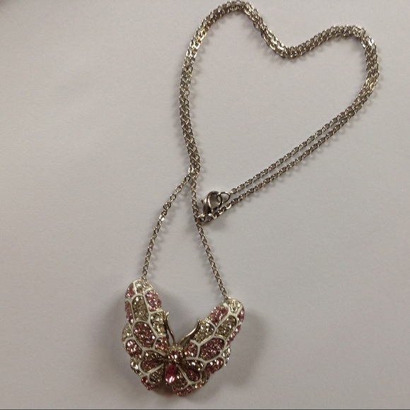 Beautiful butterfly necklace - Picture 3 of 8