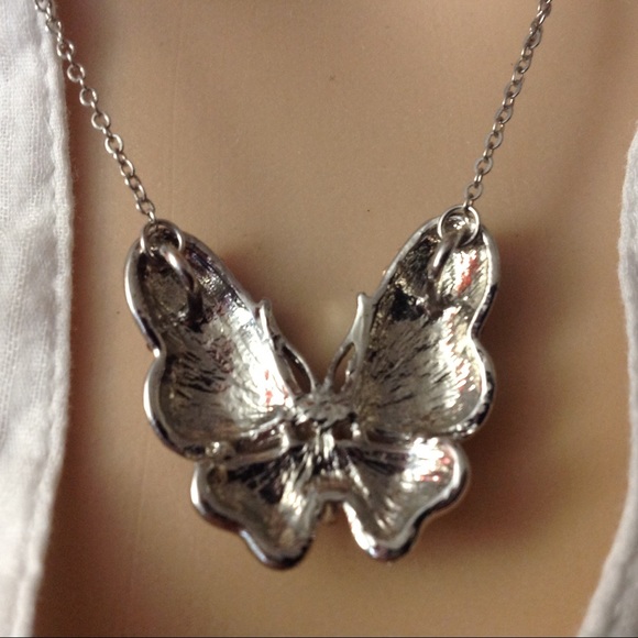 Beautiful butterfly necklace - Picture 4 of 8