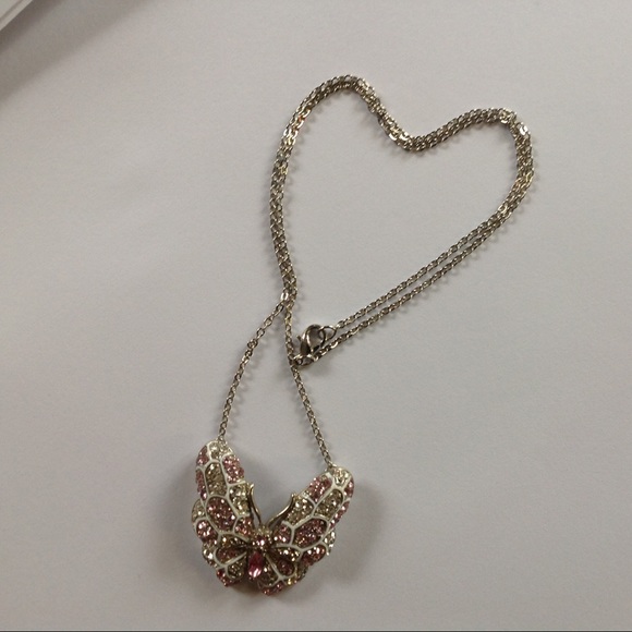 Beautiful butterfly necklace - Picture 5 of 8